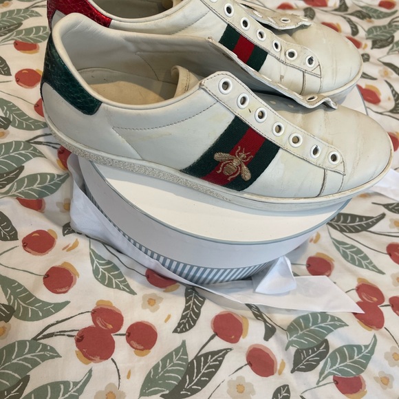 Gucci White Sneakers with Green and Red Stripes - Picture 2 of 6